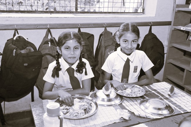 2 children are eating at school